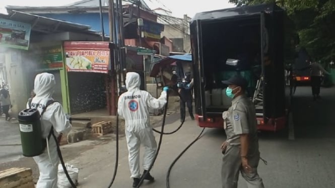 Penyemprotan disinfektan di Depok