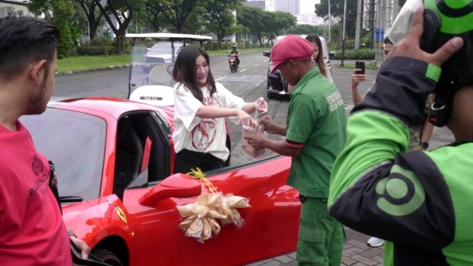 Ferrari digantungi kerupuk