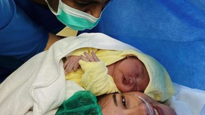 Glenn Fredly dan Mutia Ayu saat kelahiran anak