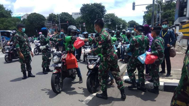 VIVA Militer: Prajurit TNI AL membagikan makanan makanan dan masker kepada Ojol