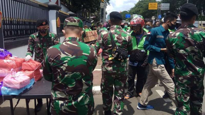 VIVA Militer: Prajurit TNI AL membagikan makanan makanan dan masker kepada Ojol
