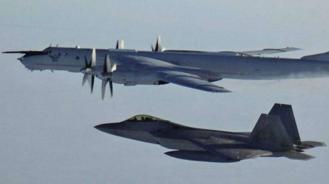 Vivita militar: EE. UU. F -22 (abajo) Jet Siluman Jet Russian Tu -142 Installation Plane Escort