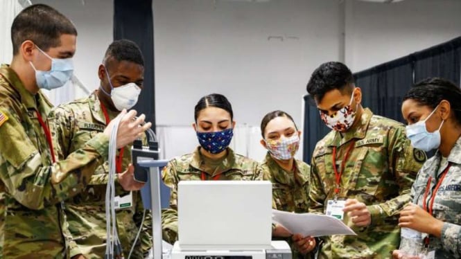 VIVA Militer: Prajurit US Army mengoperasikan ventilator untuk pasien COVID-19