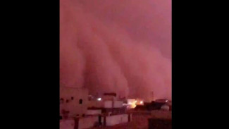 Pemandangan Mengerikan di Arab, Langit Merah Badai Petir Menerjang