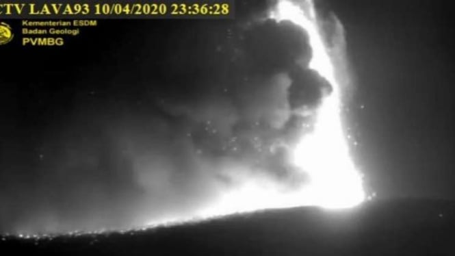 Gunung Krakatau meletus