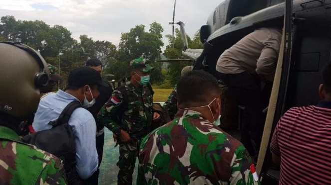 VIVA Militer:  Tim gabungan TNI Polri menuju lokasi keributan.