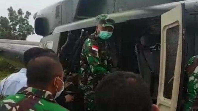 VIVA Militer: Tim gabungan TNI Polri menuju lokasi keributan.