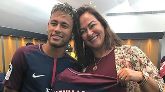 Neymar dan sang ibu, Nadinde Goncalves (kanan).