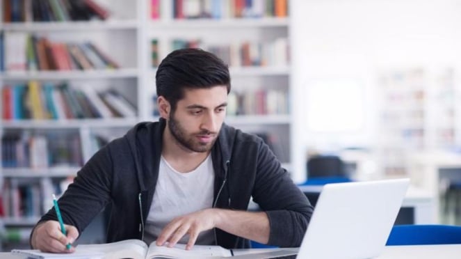 Imagem de alunos trabalhando em uma tese (Foto: Shutterstock)