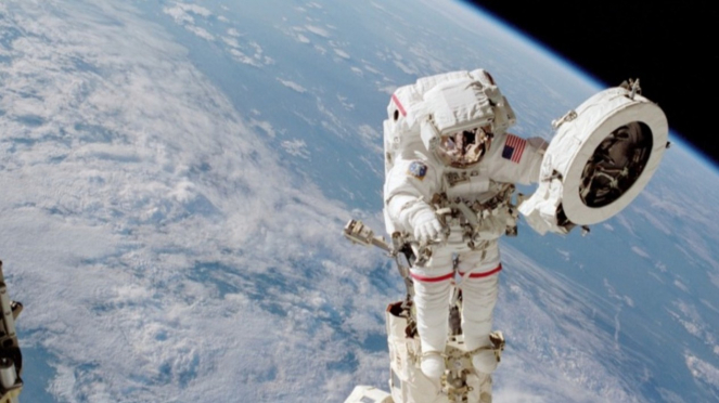 Astronot di luar Stasiun ISS.