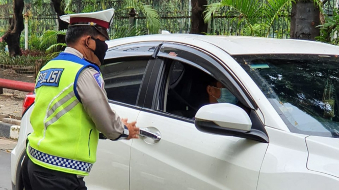 Ilustrasi polisi melakukan pengecekan kendaraan.