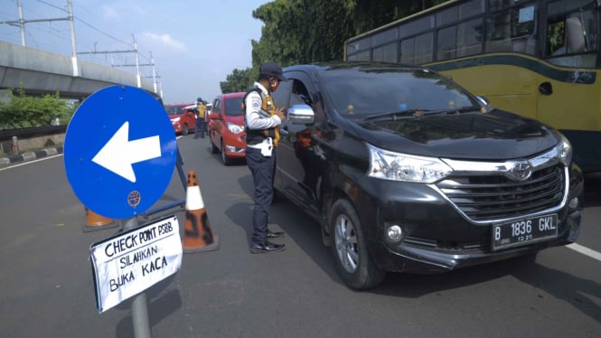 Pemeriksaan Kendaraan Selama PSBB di Jakarta