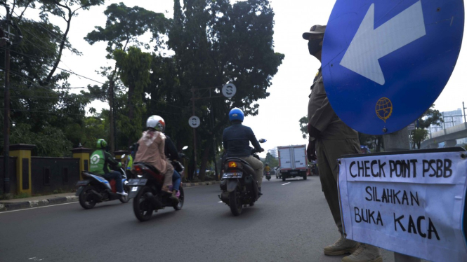 Pemeriksaan kendaraan selama PSBB di Jakarta