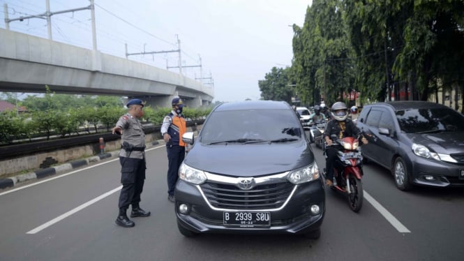 Pemeriksaan Kendaraan Selama PSBB di Jakarta