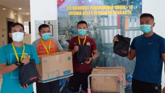 Pemberian donasi kepada tenaga medis di RS Darurat Wisma Atlet, Kemayoran, Jakarta Pusat.