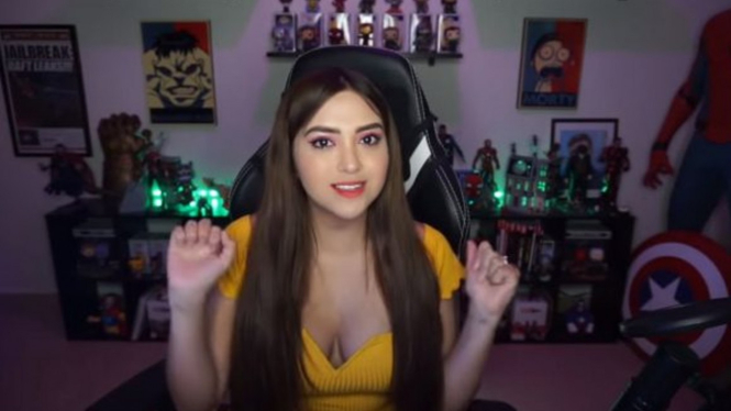 Streamer perempuan main Twitch.