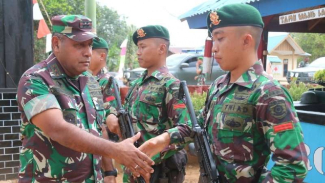 VIVA Militer: Pangdam XVII Mayjen TNI Herman Asaribab (kiri)