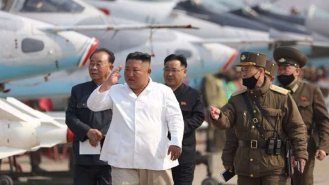 VIVA Militer:Kim Jong Un pimpinan uji coba senjata.