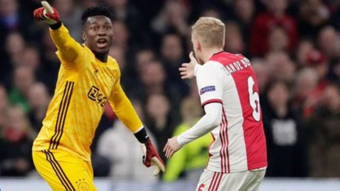 Kiper Ajax Amsterdam, Andre Onana (baju kuning).