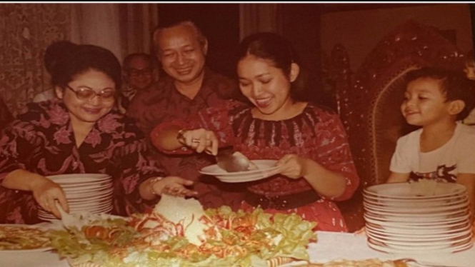 Titiiek Soeharto dan keluarga (Foto/Twitter/TitiekSoeharto)