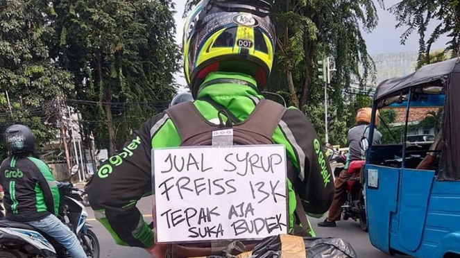 Pengendara ojol menyambi berjualan sirup.