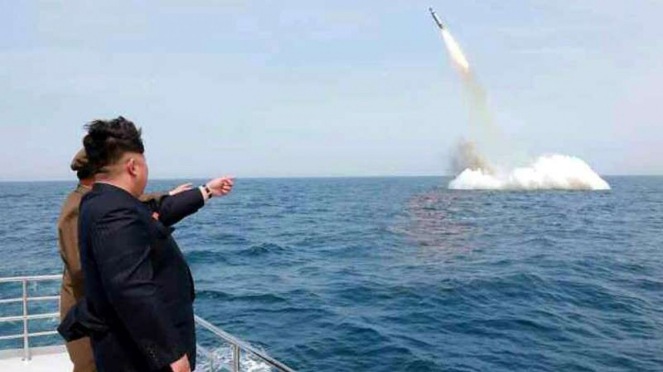 VIVA Militer: Presiden Korea Utara, Kim Jong-un, menyaksikan peluncuran rudal 