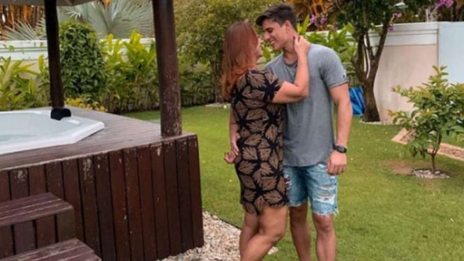 Ibunda Neymar, Nadine Goncalves bersama pacarnya Tiago Ramos.
