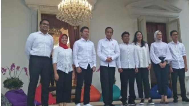 Presiden Joko Widodo bersama tujuh Staf Khusus dari kalangan milenial.