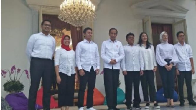 Presiden Joko Widodo bersama tujuh Staf Khusus dari kalangan milenial.