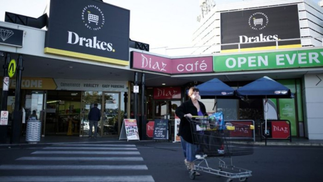 Seorang pembeli hendak mengembalikan belanjaan senilai Rp 100 juta ke Supermarket Drakes di Adelaide (Australia Selatan).