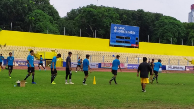 Pemain Sriwijaya FC latihan.
