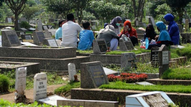 Sejumlah umat Islam berziarah kubur di TPU Kalimulya 1, Depok, Jawa Barat.