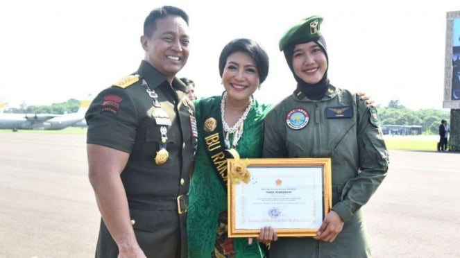 Puspita Ladiba Berfoto Dengan KSAD Jenderal Andika Perkasa Bersama Ibu