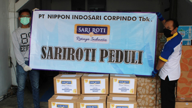 Penyerahan donasi roti kepada perwakilan Nutrisi Garda Terdepan di Jakarta, 17 April 2020. 