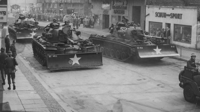 VIVA Militer: Konvoi pasukan Tentara Uni Soviet memasuki Berlin