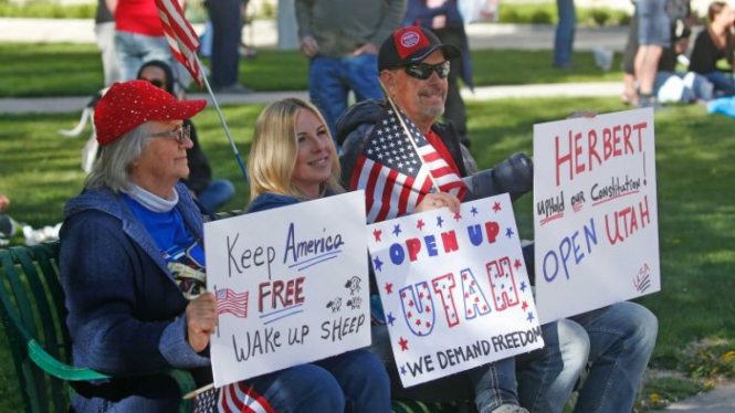 Para pengunjuk rasa di kota Sat Lake City di negara bagian Utah mendesak agar lockdown segera dicabut di sana.