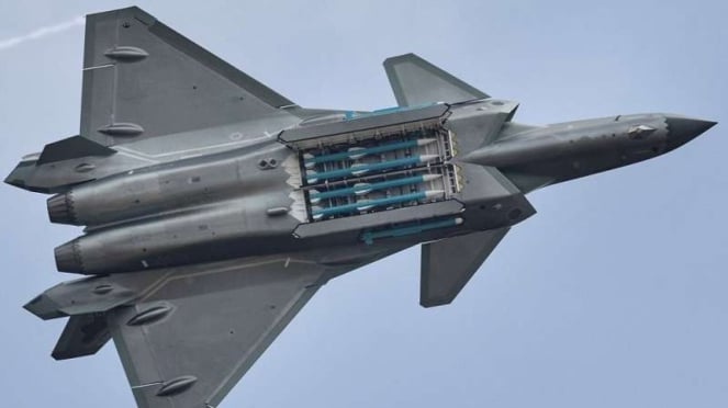 Militar Via: Jet de combate chino, Chengdu J-20