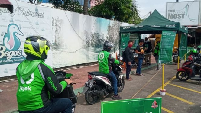 Layanan drive thru di Posko Aman Bersama Gojek