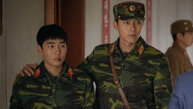 Tang Jun Sang (kiri) dalam Crash Landing on You.
