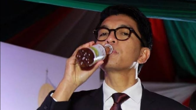 Presiden Madagaskar, Andry Rajoelina, sedang meminum teh herbal. 