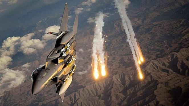 VIVA Militer: Pesawat Tempur Amerika Serikat (AS) menembakkan rudal