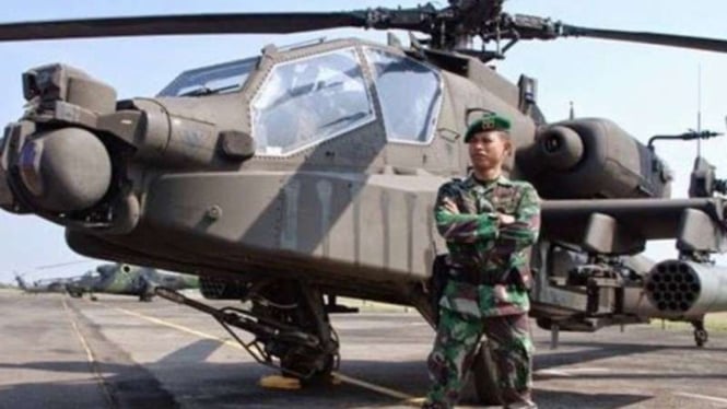 VIVA Militer: Seorang Prajurit TNI AD di depan Helikopter Apache Guardian AH-64E