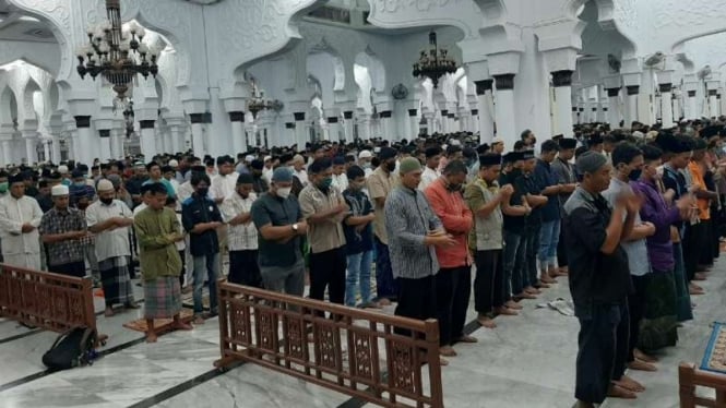Warga Aceh Salat Tarawih berjamaah di Masjid Baiturrahman.