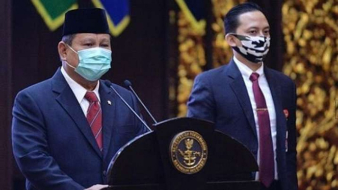 VIVA Militer: Menteri Pertahanan Prabowo Subianto dan ajudannya.