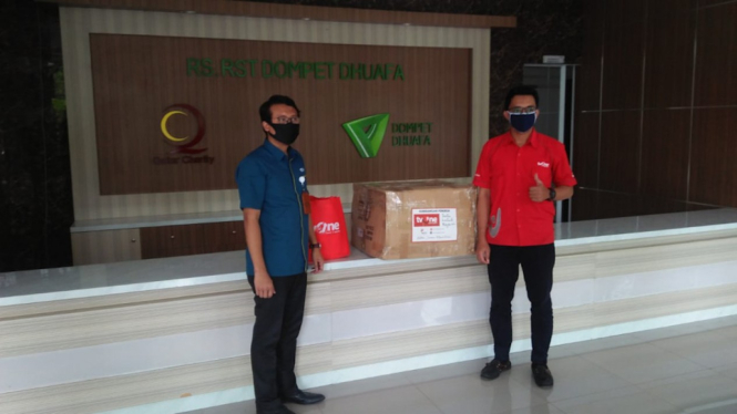 Penyerahan donasi dari VIVA Peduli untuk Negeri kepada RS Sehat Terpadu Bogor yang diterima langsung oleh Dr. Jaka, Direktur Utama RS Sehat Terpadu Bogor. 
