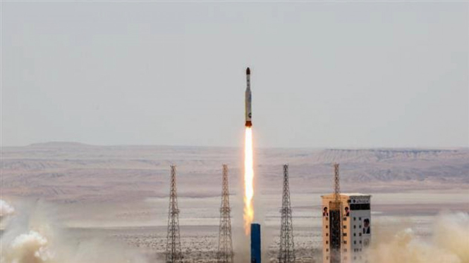 VIVA Militer: Roket Qassed membawa Satelit Militer Noor milik Iran