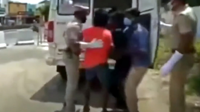 Pemotor bandel dipaksa masuk ambulans di India