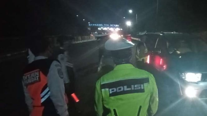 Penyekatan pelarangan mudik 2020 di Tol Merak.