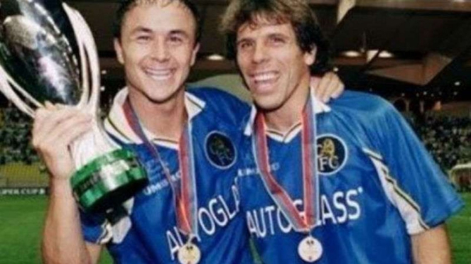 Gelandang Chelsea, Dennis Wise (kiri) dengan trofi Piala Super Eropa.