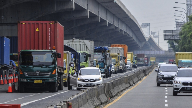 Razia Kendaraan Hendak Mudik di Tol Jakarta-Cikampek